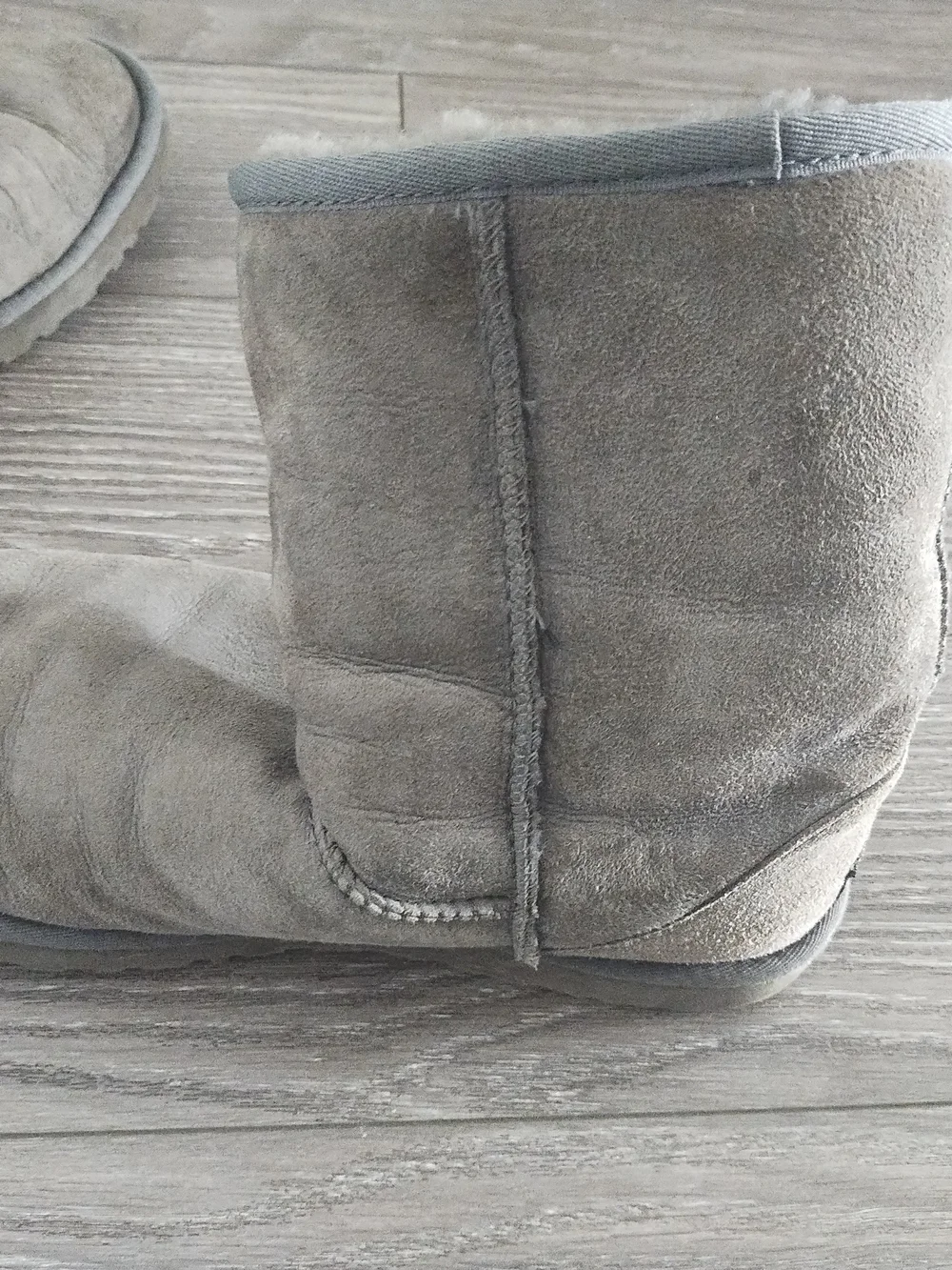 UGG Classic Short Shearling Boots in Gray Taupe Size 9